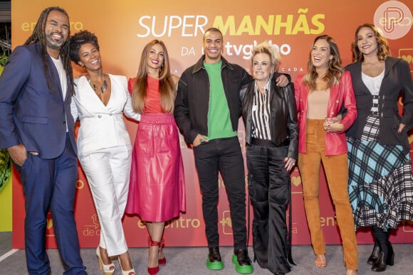 Ana Maria Braga posou com Manoel Soares e Patricia Poeta e outros apresentadores de programas matinais da Globo