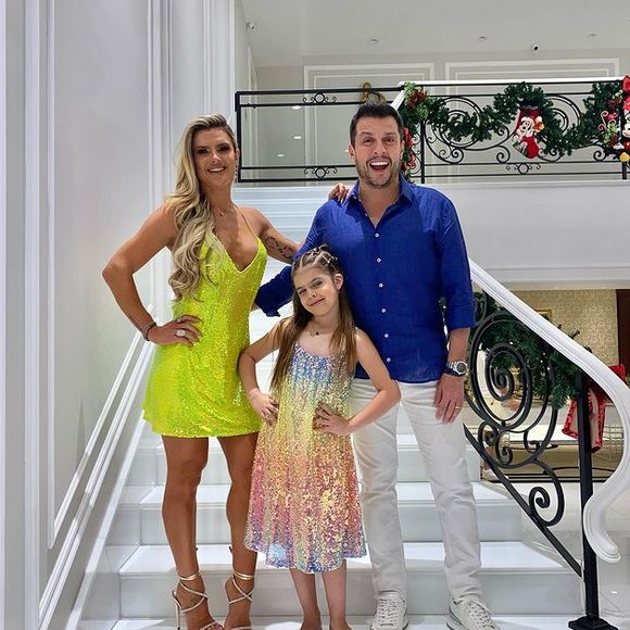 Casa assaltada de Mirella Santos e Wellington Muniz: sala chama atenção pela escadaria e pelo estilo clean