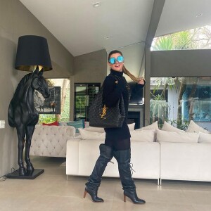Casa assaltada de Mirella Santos e Wellington Muniz: um abajur em formato de cavalo rouba a cena em foto da modelo