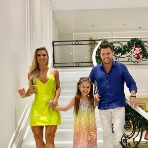 Casa assaltada de Mirella Santos e Wellington Muniz: estilo clean da sala dá a sensação de amplitude do ambiente