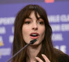 Anne Hathaway é fã de esmalte nude bem clarinho: a atriz de 40 anos prefere unhas mais sóbrias