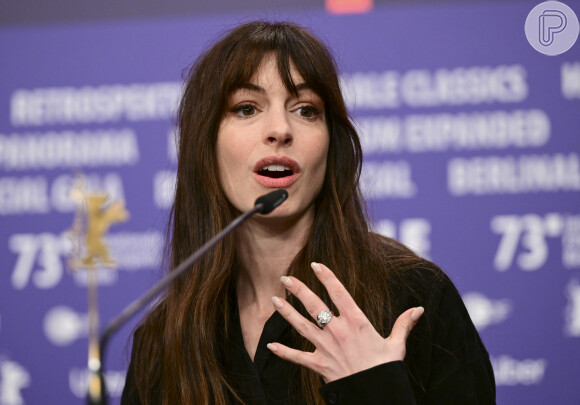 Anne Hathaway é fã de esmalte nude bem clarinho: a atriz de 40 anos prefere unhas mais sóbrias