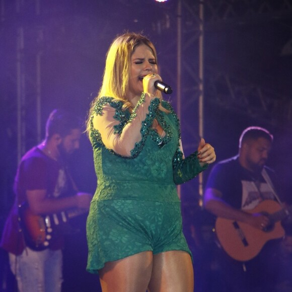 Irmão de Marília Mendonça pediu que fãs denunciem quem esteja compartilhando fotos da cantora morta no IML