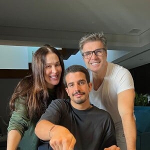 Enzo Celulari fez 26 anos em 15 de abril de 2023 e ganhou bolo da mãe, Claudia Raia, e do padrasto, Jarbas Homem de Mello