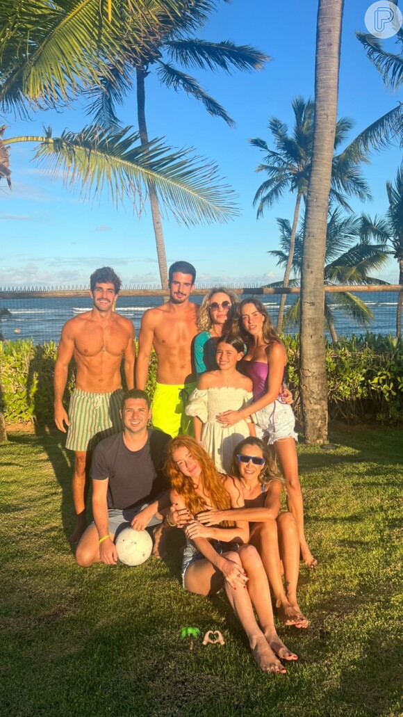 Marina Ruy Barbosa e Enzo Celulari surgiram juntos em foto com amigos