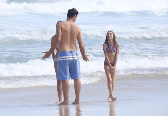 Thiago Lacerda se divertiu com as filhas, Pilar e Cora, em praia carioca