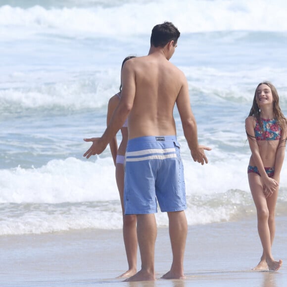 Thiago Lacerda se divertiu com as filhas, Pilar e Cora, em praia carioca