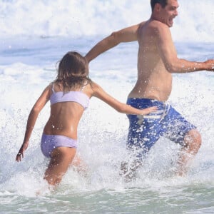 Thiago Lacerda brincou com a filha Pilar no mar