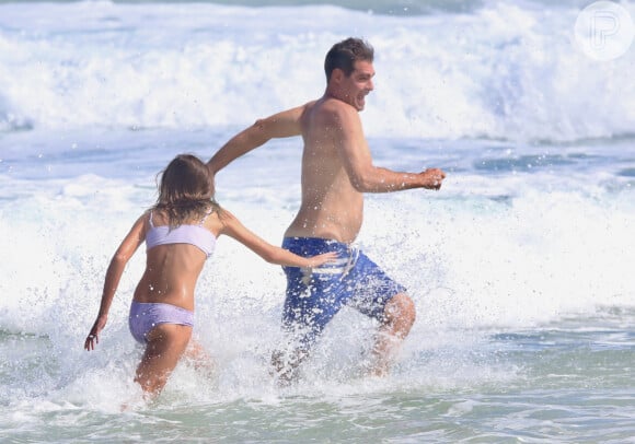Thiago Lacerda brincou com a filha Pilar no mar