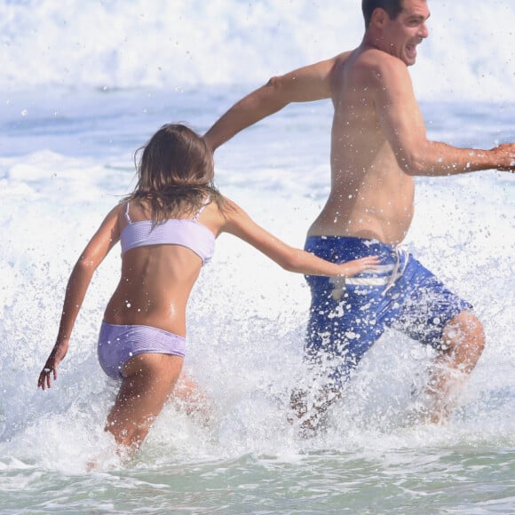 Thiago Lacerda brincou com a filha Pilar no mar