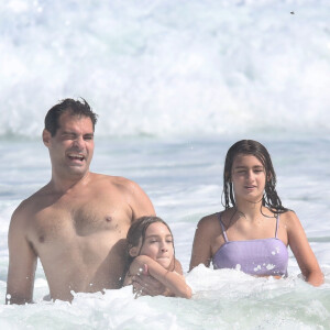Thiago Lacerda entrou na água com as filhas, Cora e Pilar