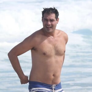 Thiago Lacerda, de 45 anos, explanou beleza de bermuda e sem camisa