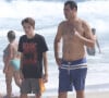 Thiago Lacerda foi fotografado com o filho, Gael, em praia do Rio