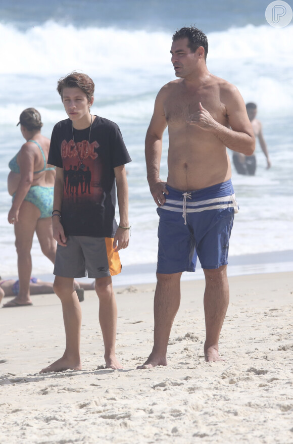 Thiago Lacerda foi fotografado com o filho, Gael, em praia do Rio