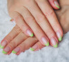 Francesinha com verde suave vai agradar quem ama nail arts delicadas
