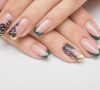 Verde metalizado aparece junto com dourado e preto nessa nail art marcante e criativa