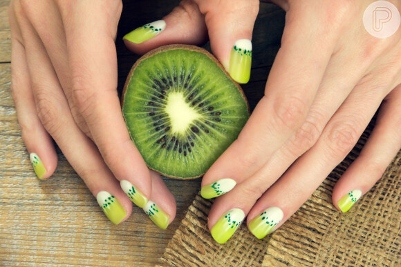 Que tal dar um toque divertido às unhas decoradas e colocar nail arts de frutas?