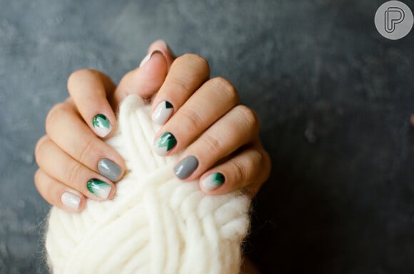 Combinar esmalte verde e cinza é outra proposta interessante para nail arts no Outono