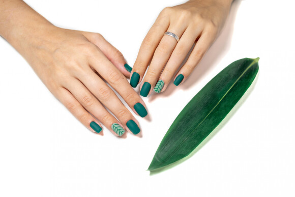 As nail arts verdes ganham mais força no outono: esse modelo traz filha única
