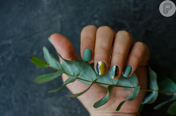 Nail art em verde com formatos orgânicos: esse desenho é criativo e cheio de estilo