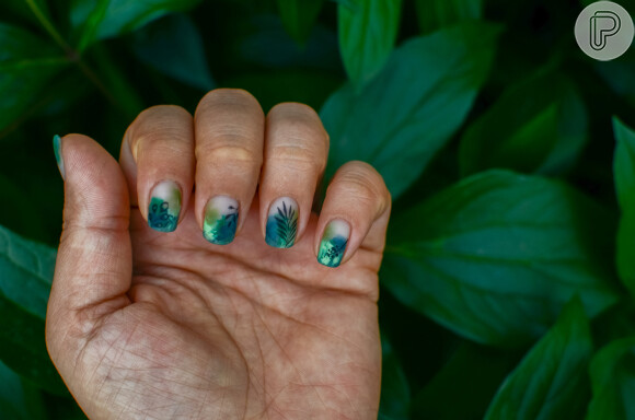 O esmalte verde pode compôr nail arts com mix de nuances: que tal esse modelo?