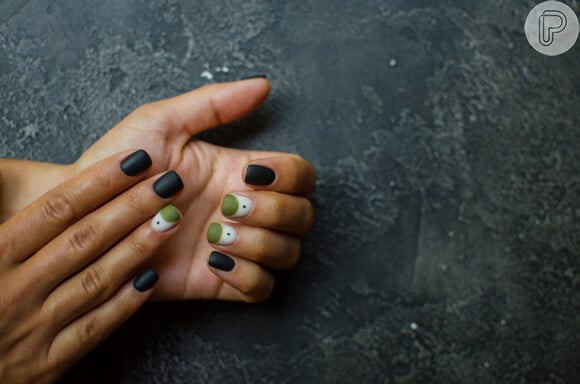 Desenhos geométricos nas unhas decoradas são versão moderna e criativa