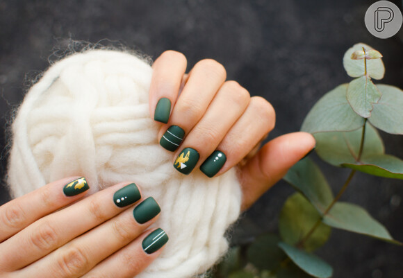 Que tal combinar um esmalte fosco com nail art? Essa versão é elegante na medida