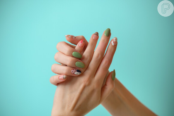 Nail art multicolorida com esmalte verde: essa opção vai agradar quem é mais criativa