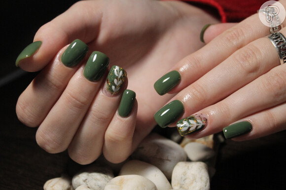 Nail art verde com temática floral: você usaria esse modelo de unha decorada?