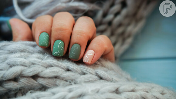 Nail arts abstratas em verde são opção marcante para fugir do óbvio
