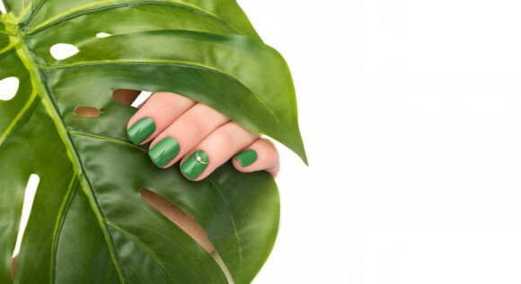 Unhas minimalistas com verde: essa versão ganhou strass no dedo anelar