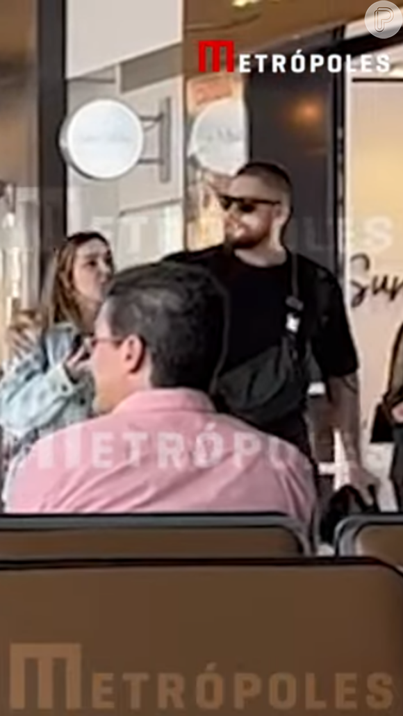 Marido de Preta Gil, Rodrigo Godoy aparece em clima de muita intimidade com a moça em aeroporto