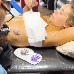 Virgínia Fonseca tatuou a mãozinha da filha caçula na costela