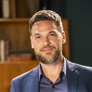 Theo (Emilio Dantas) é o verdadeiro pai biológico de Jenifer (Bella Campos), na novela 'Vai na Fé'