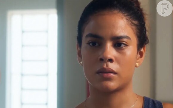 Jenifer (Bella Campos) fica furiosa ao descobrir que é filha de Theo (Emilio Dantas) na novela 'Vai na Fé'