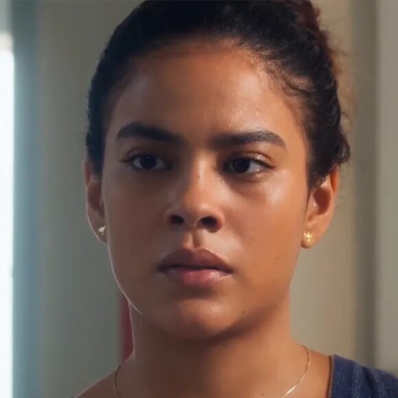 Jenifer (Bella Campos) fica furiosa ao descobrir que é filha de Theo (Emilio Dantas) na novela 'Vai na Fé'