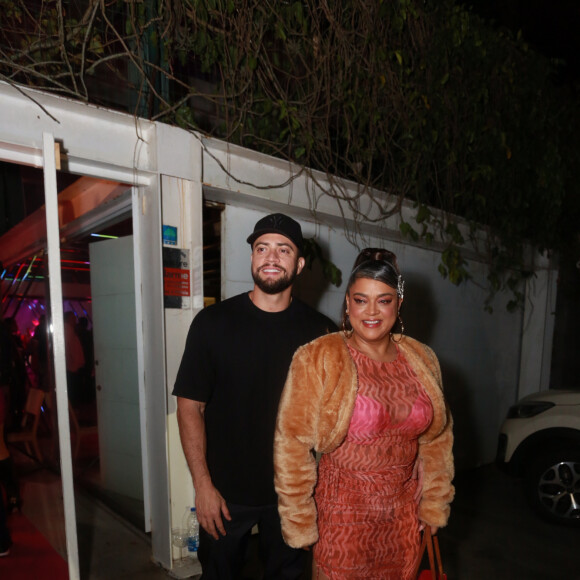 A colunista Fábia Oliveira conta sobre um caso que teria ocorrido em uma festa íntima de amigos em comum de Preta Gil e Rodrigo Godoy