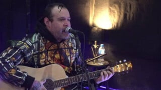 Quem foi Reges Bolo, da banda O Surto e do hit 'A Cera'? Cantor morreu aos 52 anos enquanto dormia. Saiba mais!