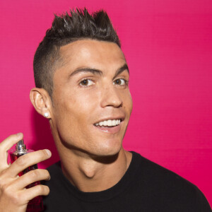 Cristiano Ronaldo tem 6 perfumes lançados com seu nome: o craque português também ganha fortuna com produtos licenciados