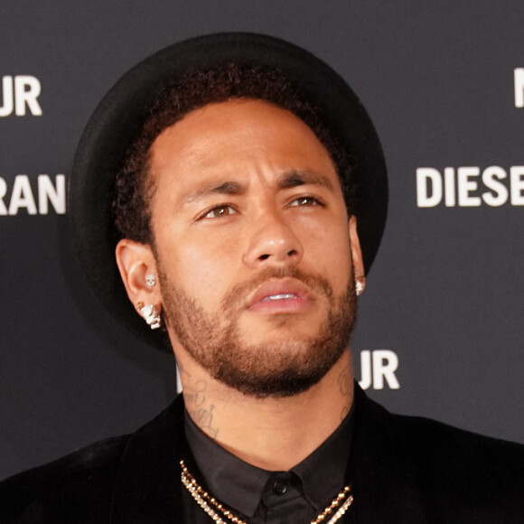 Neymar participou do lançamento do perfume e é embaixador da fragrância