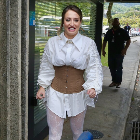 Bruna Griphao usou uma meia calça branca rendada