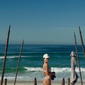 Jade Picon exibiu foto de biquíni na praia, local onde é flagrada com frequência