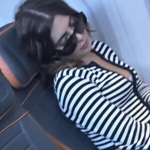 Jade Picon também mostrou foto dormindo em avião