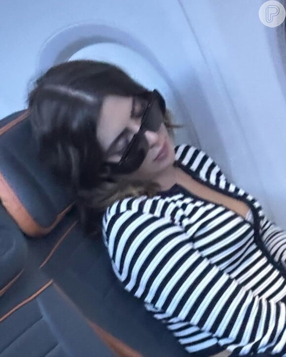 Jade Picon também mostrou foto dormindo em avião