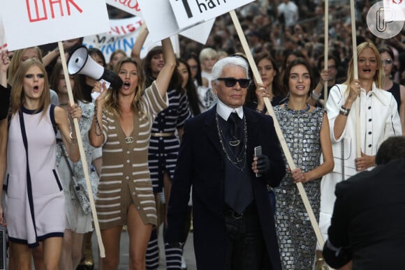 Gisele Bündchen era uma das modelos mais próximas do estilista Karl Lagerfeld, homenageado do MET Gala 2023