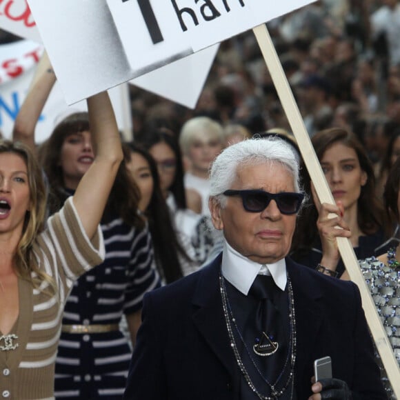 Gisele Bündchen era uma das modelos mais próximas do estilista Karl Lagerfeld, homenageado do MET Gala 2023