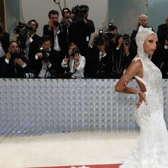 O look de Doja Cat no Met Gala foi um Oscar de La Renta com cauda poderosa e capuz