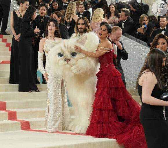 Jared Leto divertiu famosos ao surgir como a gata de Karl Lagerfeld no MET Gala 2023