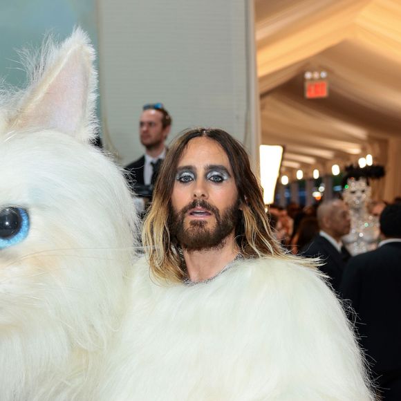 No MET Gala 2023, Jared Leto tirou a cabeça da fantasia de Choupette e revelou sua identidade