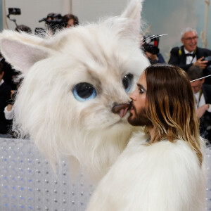 Jared Leto beijou cabeça da fantasia de gata usada no MET Gala 2023